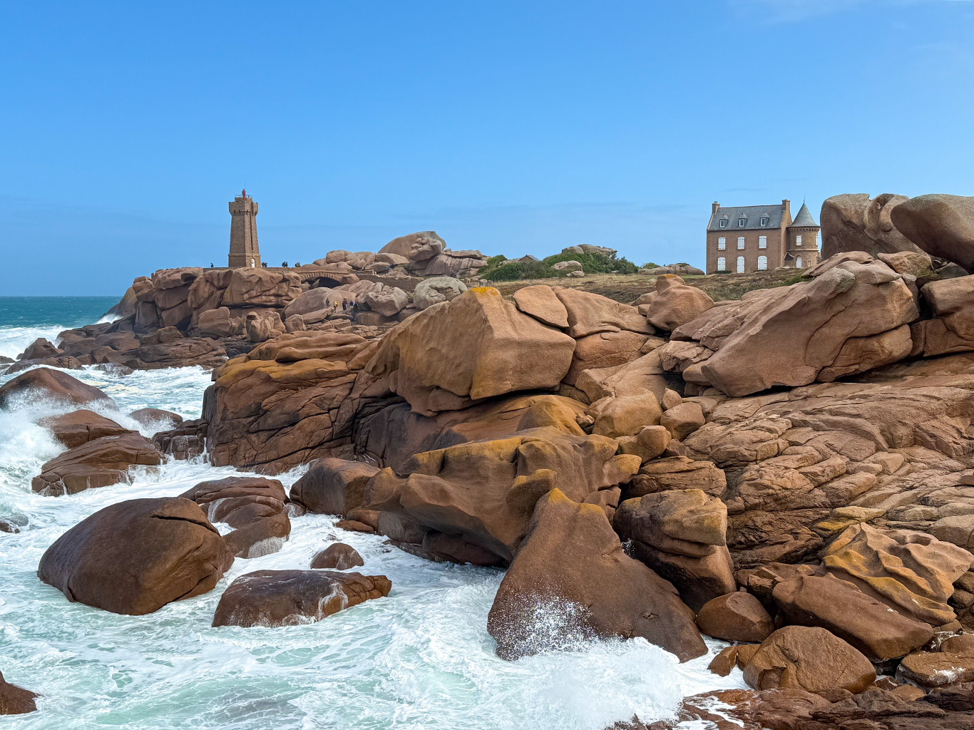 Pobřeží růžové žuly u vesničky Ploumanac´h je velmi členité