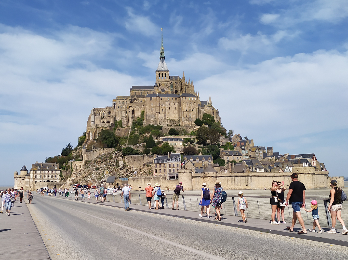 Opatství Mont-Saint-Michel leží na 80 m vysokém přílivovém ostrově