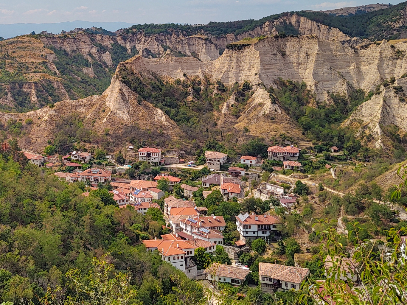 Pohled na městečko Melnik a okolní Melnické pyramidy
