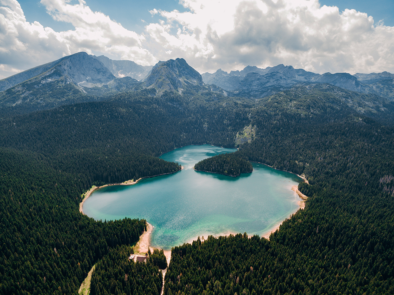 Černé jezero u Žabljaku získalo název podle odrazu stromů na hladině