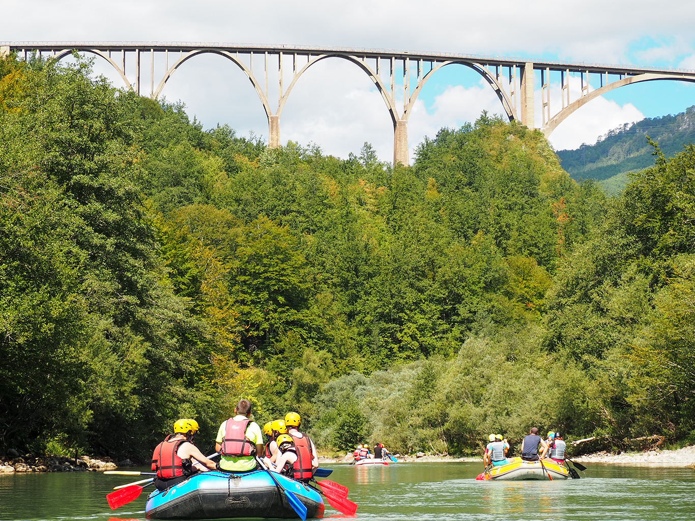Pohled z raftu na oblouky mostu Đurđevića Tara 