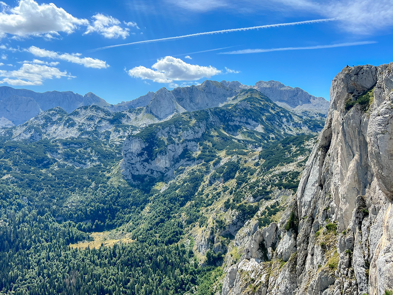 Během výstupu na Crvenou Gredu vás ohromí vápencové vrcholky NP Durmitor 