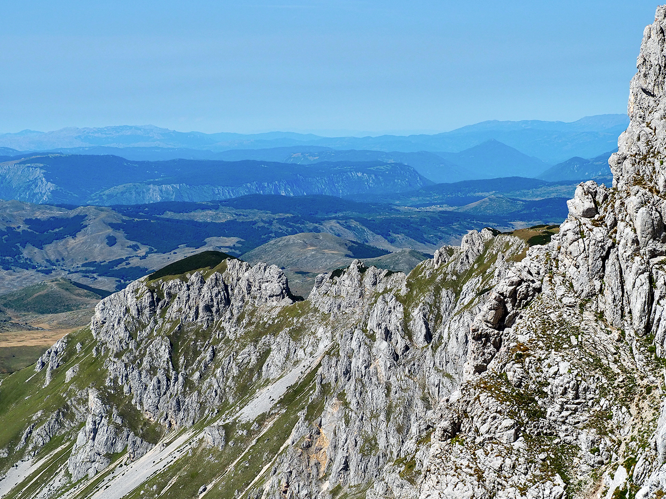 Výhledy na hřeben pohoří Durmitor při stoupání na Bobotov Kuk