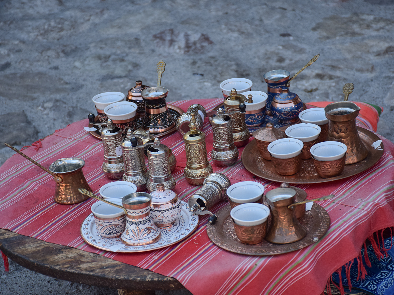 Malé kovové konvičky zvané džezva slouží k podávání kávy