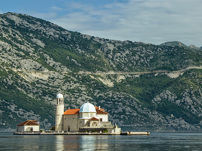 Ostrov Gospa od Škrpjela s barokním kostelem ze 17. století