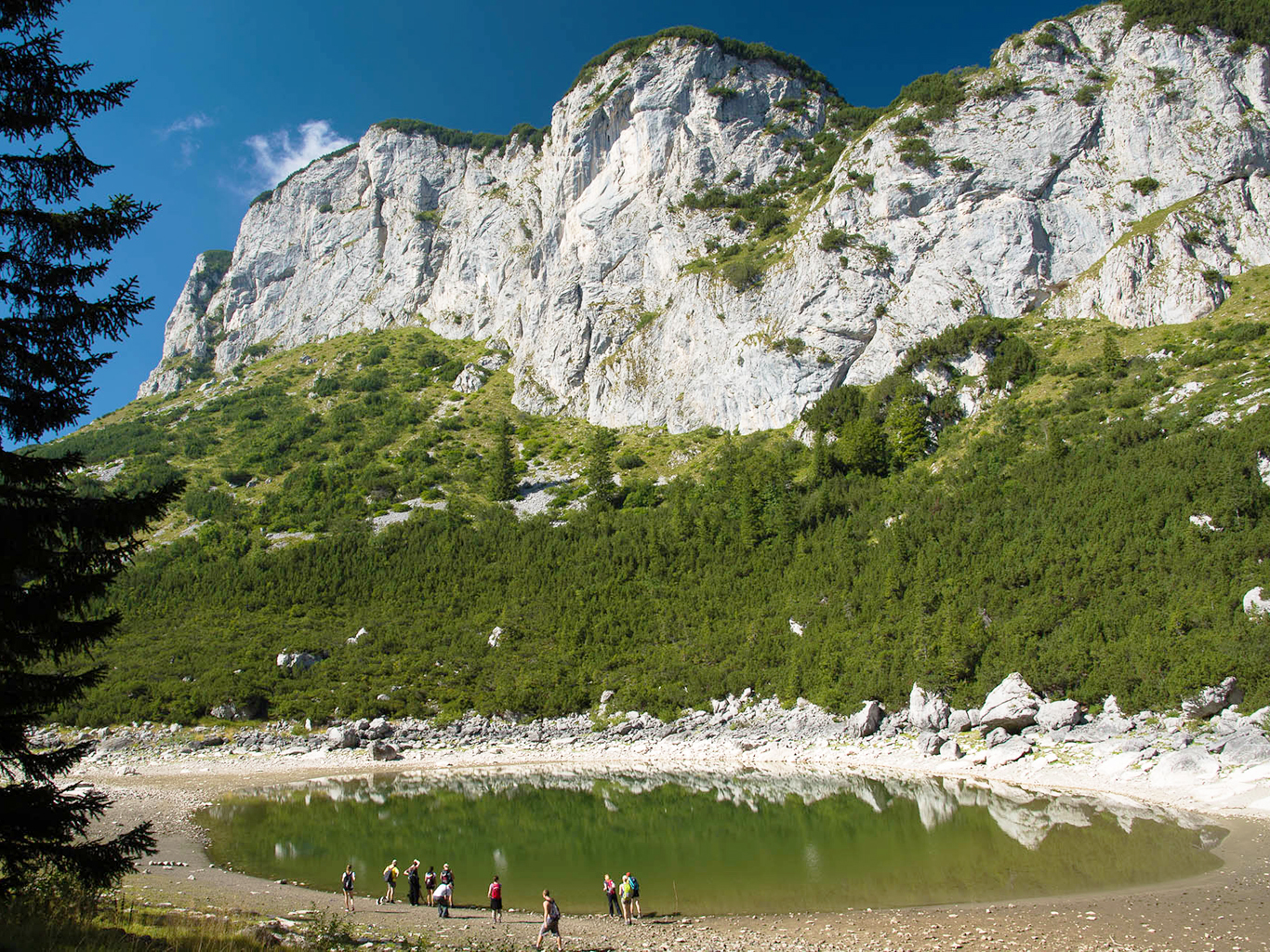 Jezero Jablan pod stolovou horou Crvena Greda