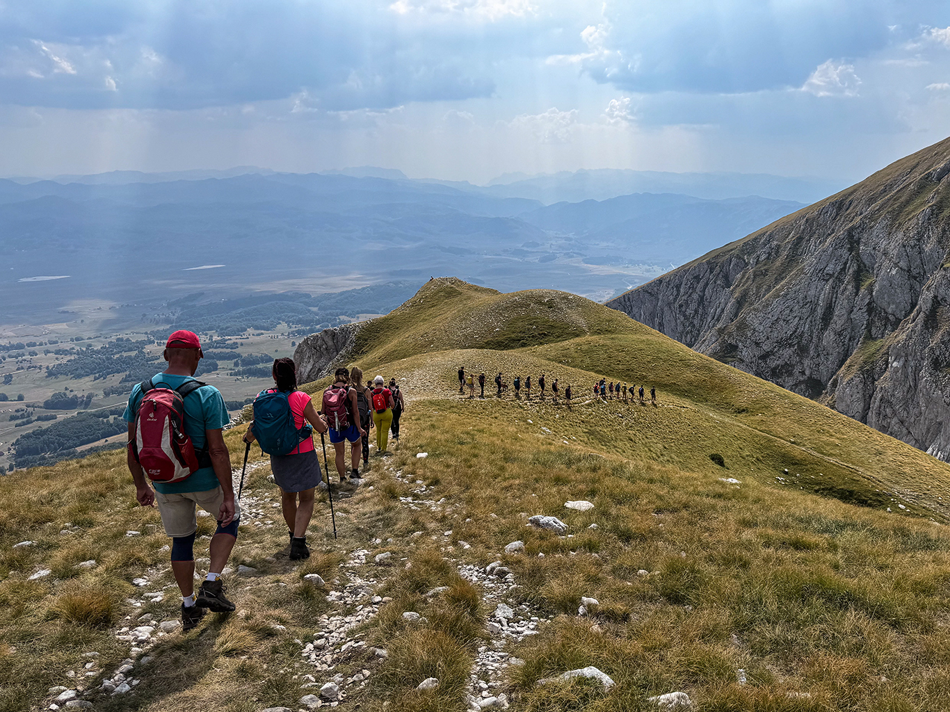 Skupinka turistů při sestupu z vrcholu Savin kuk