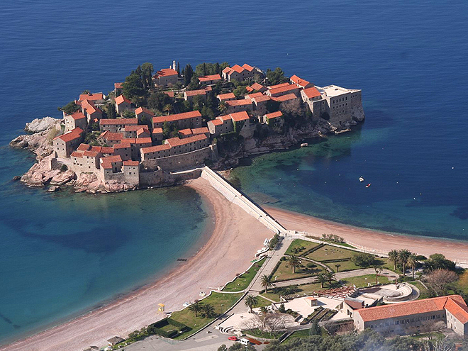 Sveti Stefan - ostrůvek na pobřeží Jadranu