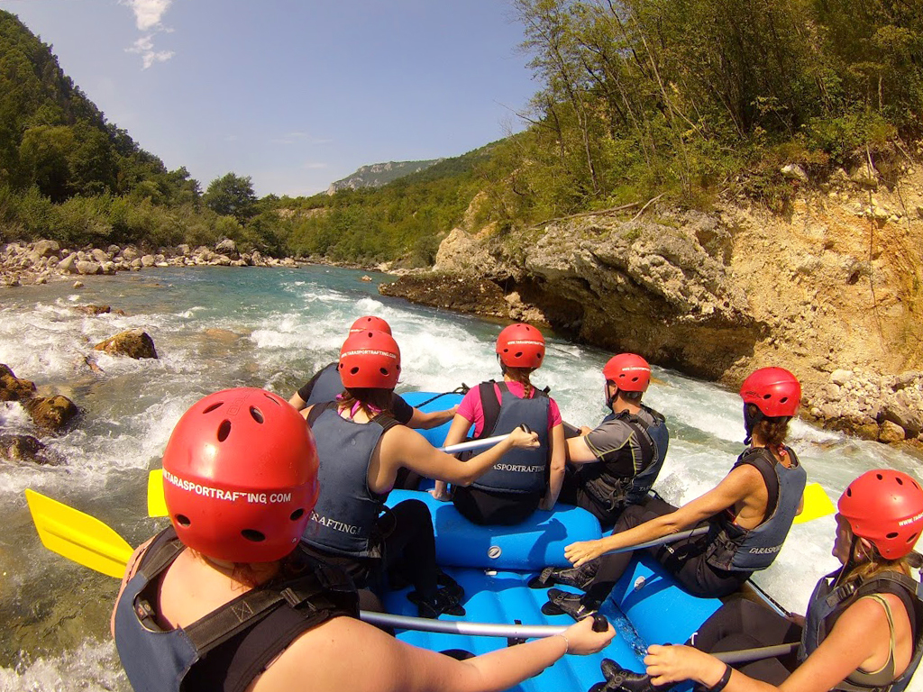 Rafting na peřejkách horské řeky Tary