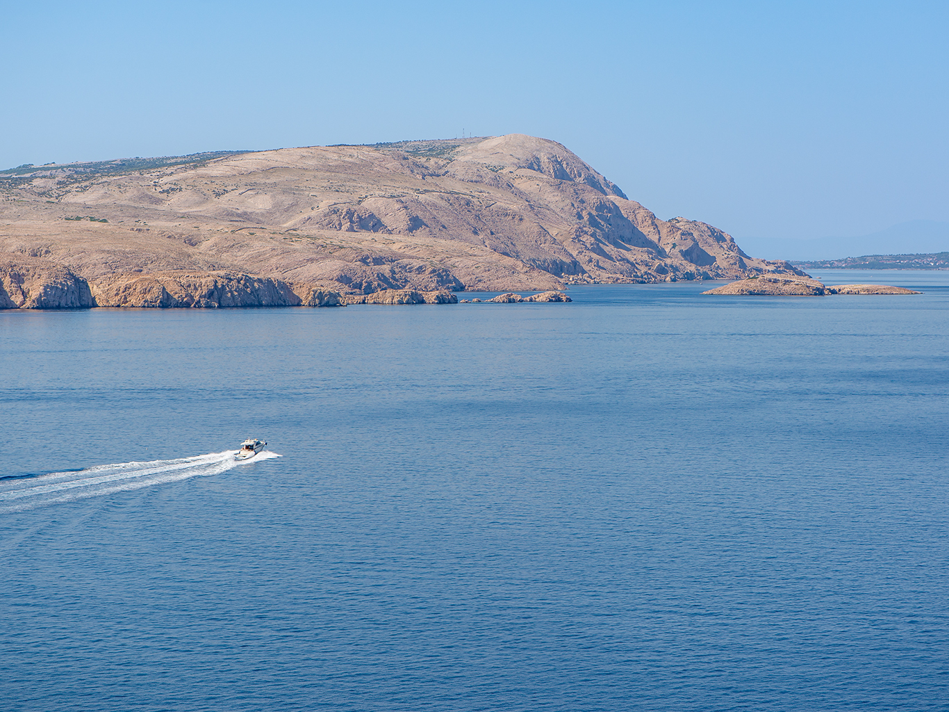 Během lodního výletu uvidíte skalnaté pobřeží ostrůvků v NP Kornati