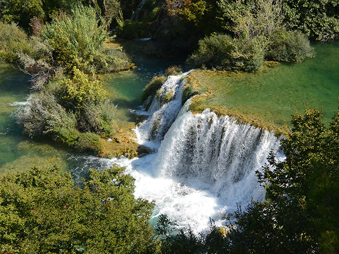 Řeka Krka vytváří ve stejnojmenném národním parku překrásné kaskády