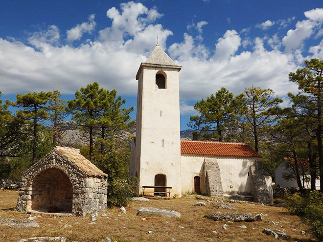 Malebný kostelík sv. Petra ze 13. století ve Starigradu-Paklenica 