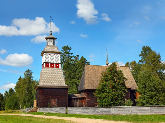Dřevěný kostelík se šindelovou střechou v městečku Petäjävesi