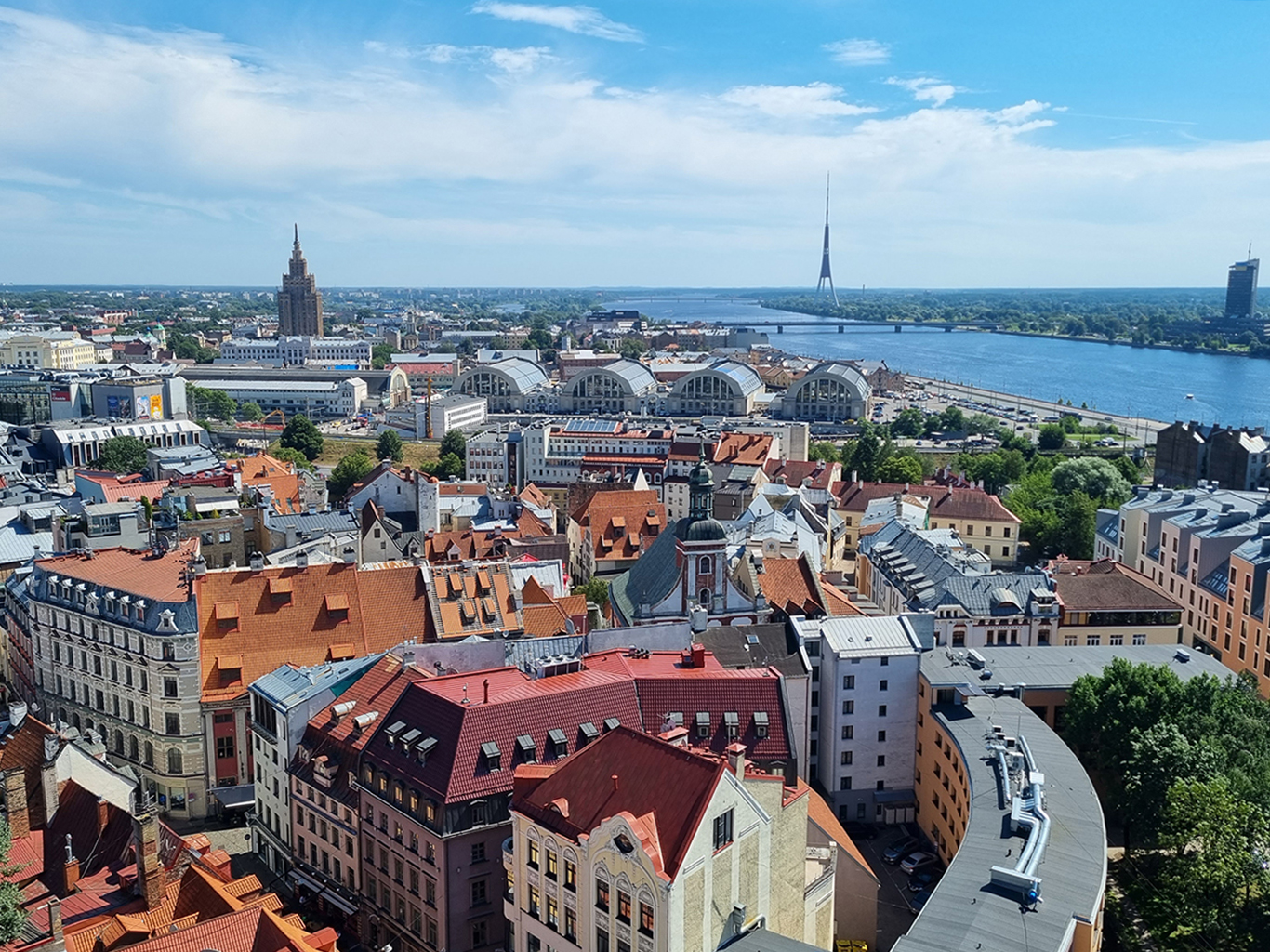 Riga s výhledem na budovy tržnice a televizní věž