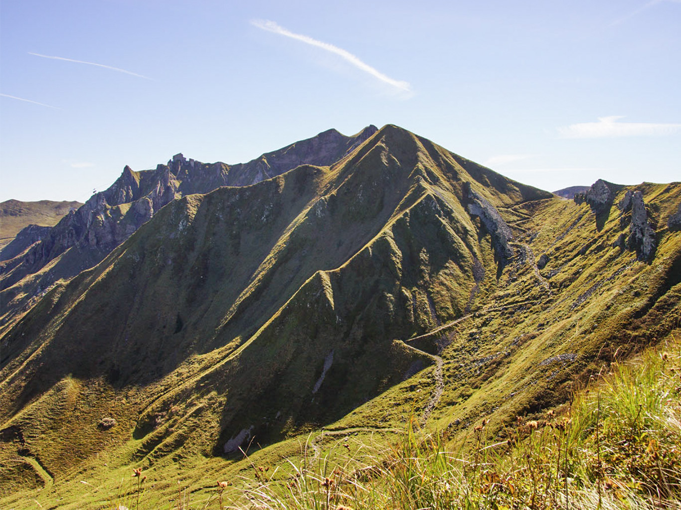 Úsek z cesty na Puy de Sancy vedoucí po hřebeni