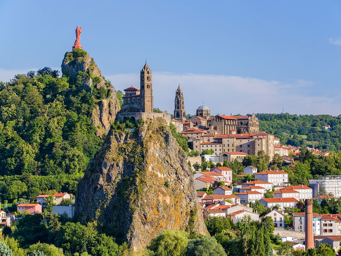 Město Le Puy-en-Velay je postaveno kolem několika vyhaslých sopouchů