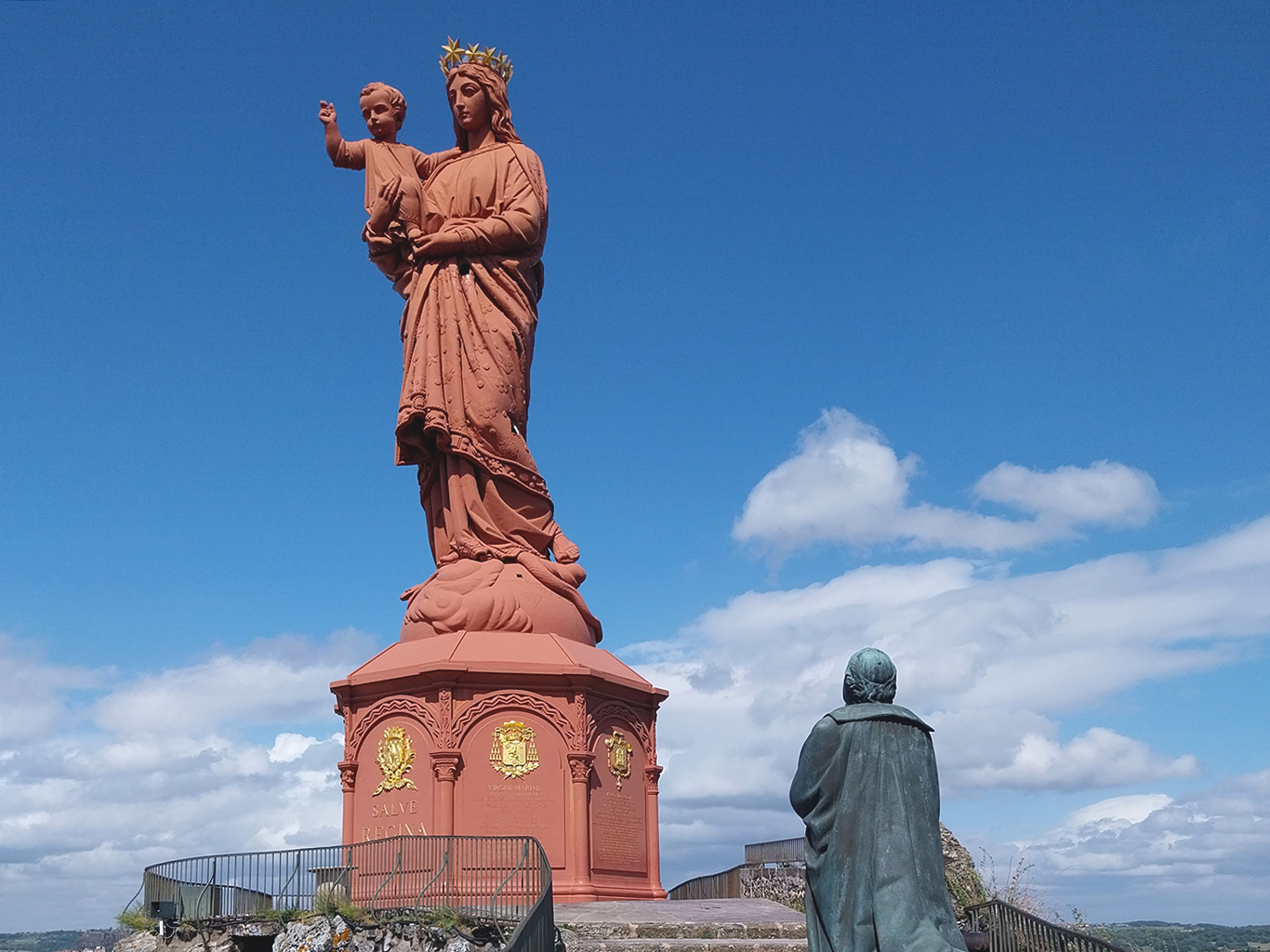 Socha Notre-Dame de France dohlíží na Le Puy-en-Velay