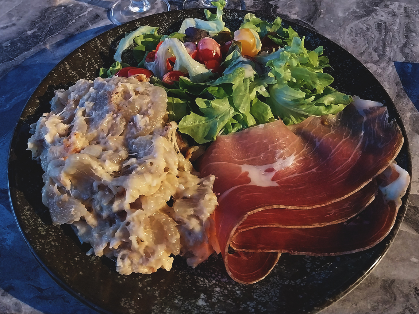 Auvergnská specialita truffade se skládá hlavně z brambor a sýra Cantal