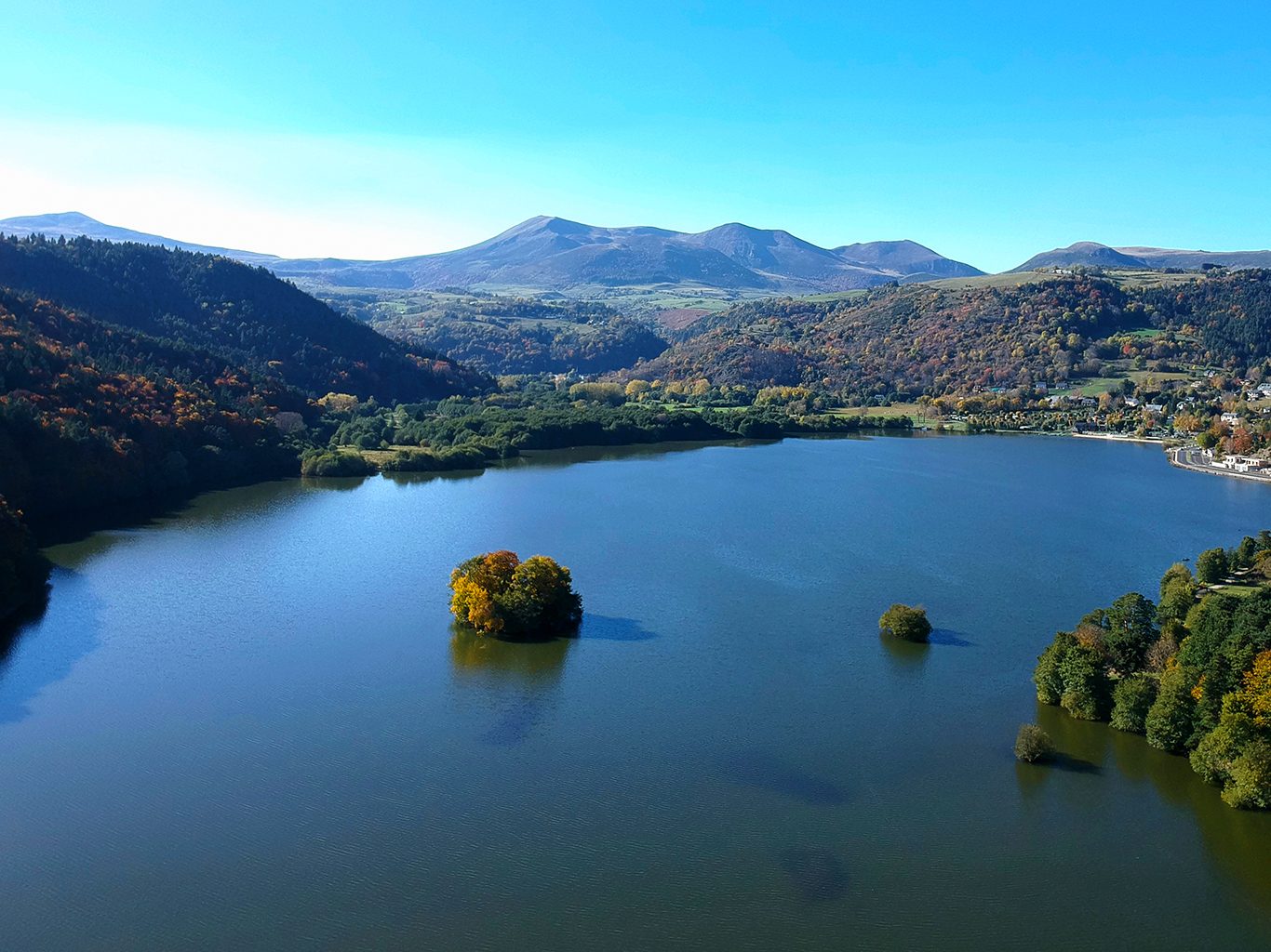 Sopečné jezero Lac Chambon je mělké, ale rozlehlé