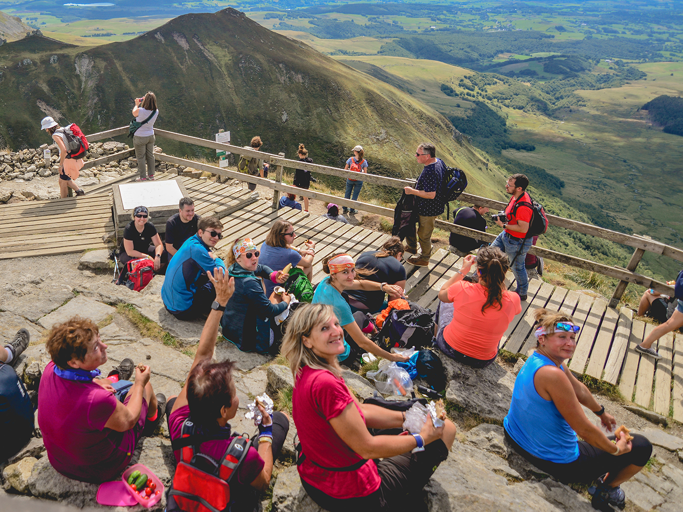 Turistická skupinka svačí během túry na Puy de Sancy