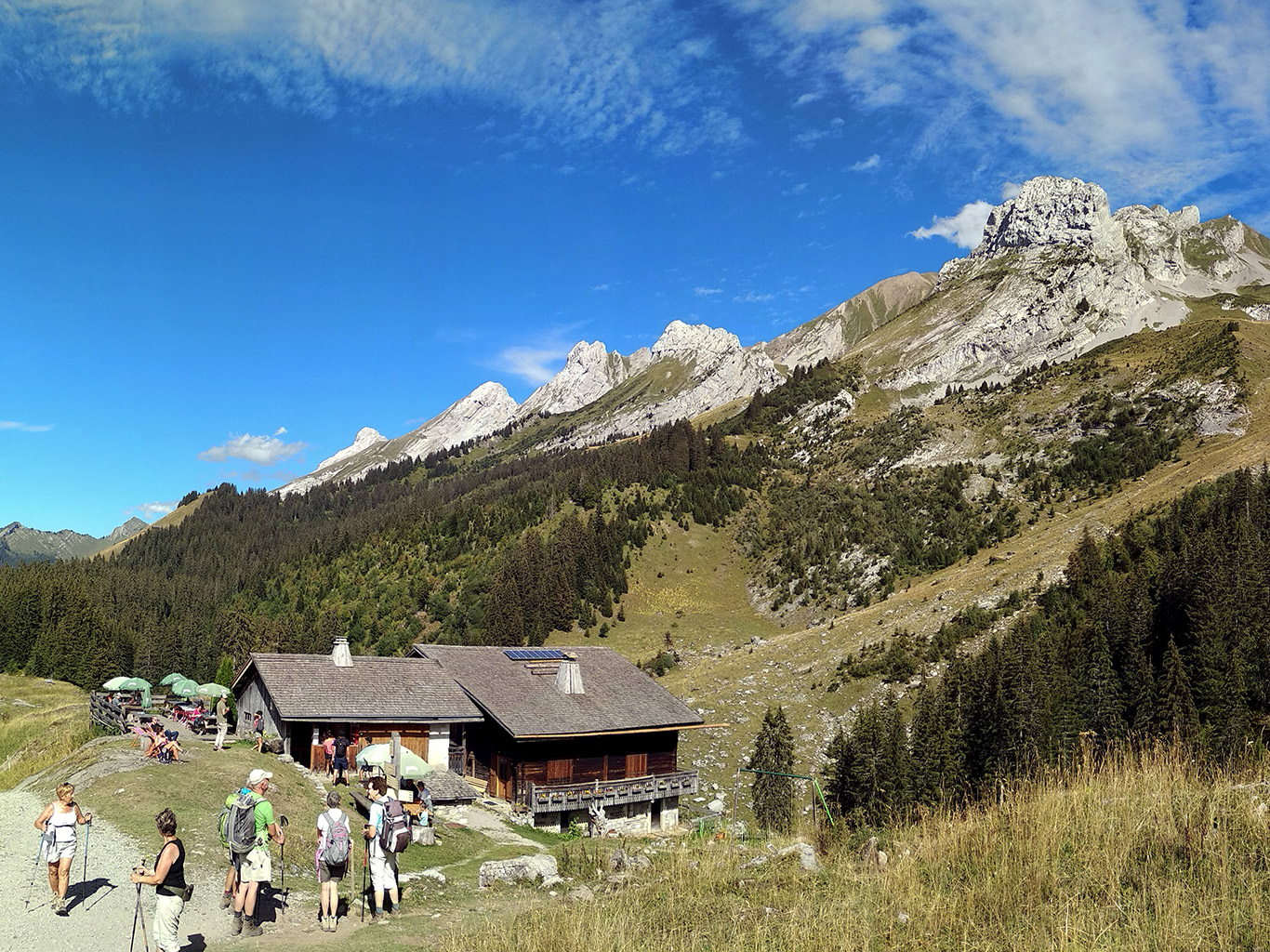 Zastávka na občerstvení u Chalet de Paccaly cestou k Refuge Bombardellaz