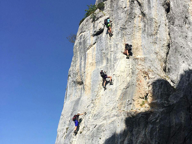 Stoupání skalní stěnou po zajištěné cestě Tour du Jalouvre