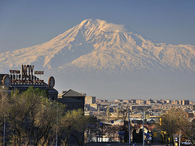 Za dobré viditelnosti se hora Ararat tyčí nad Jerevanem
