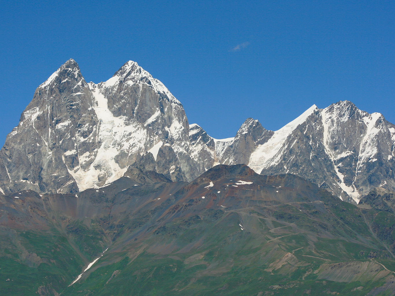Pohled na majestátní horu Ušbu, které se přezdívá Matterhorn Kavkazu