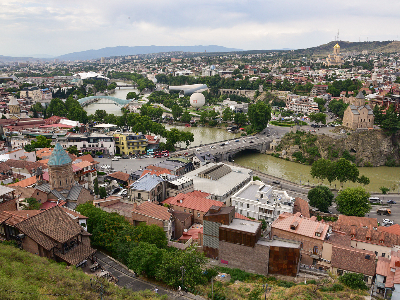 Pohled na Tbilisi, hlavní město Gruzie, od pevnosti Narikala