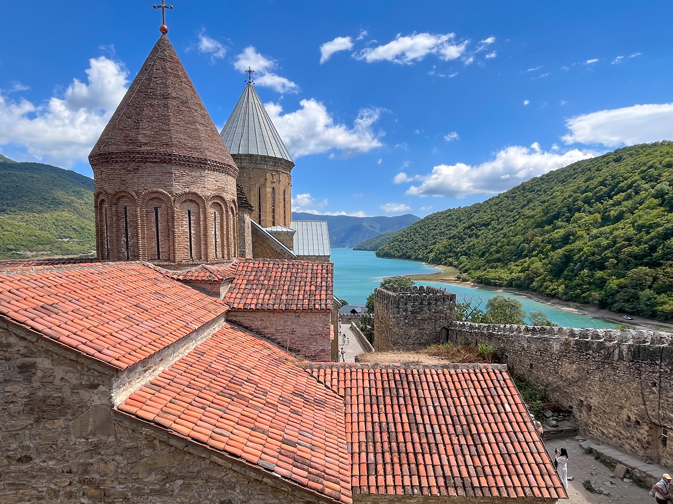 Hradní komplex Ananuri leží poblíž kavkazské řeky Aragvi