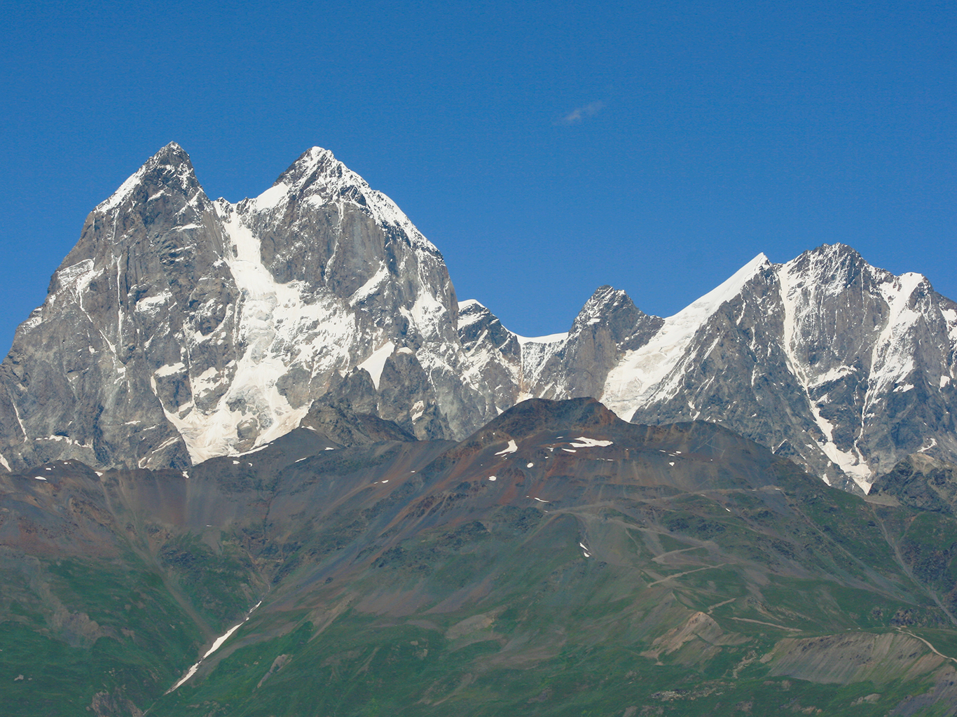 Pohled na majestátní horu Ušbu, které se přezdívá Matterhorn Kavkazu