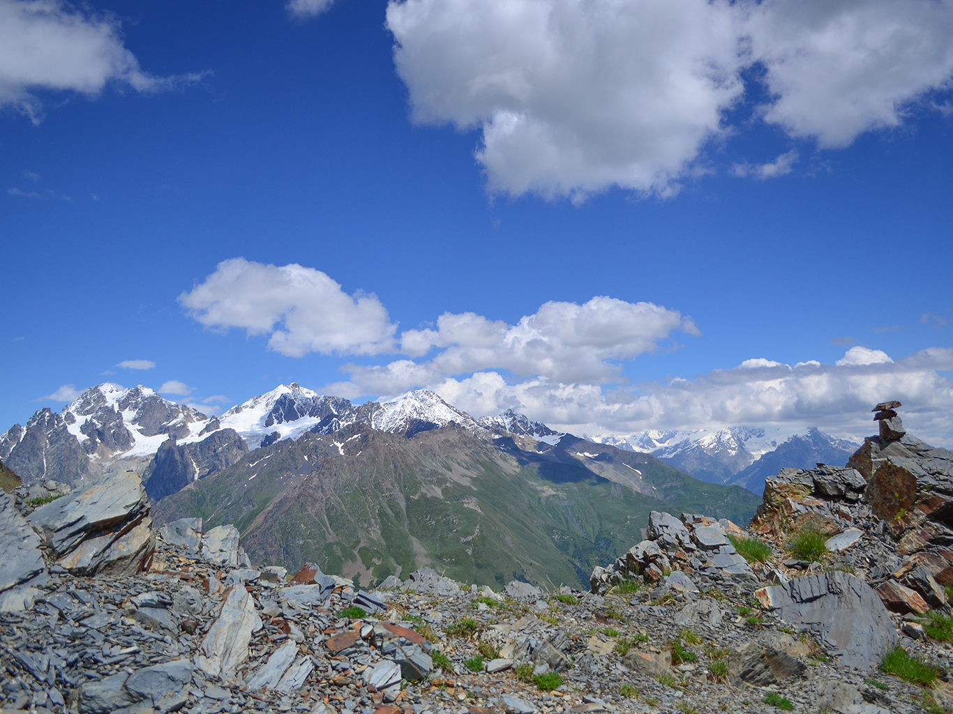 Pohled na zasněžené vrcholky gruzínské části Velkého Kavkazu 