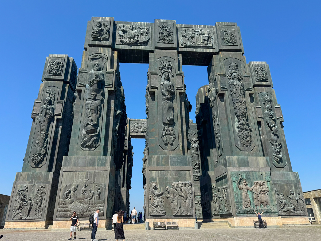 Monumentální památník Kronika Gruzie stojí v blízkosti Tbiliského moře