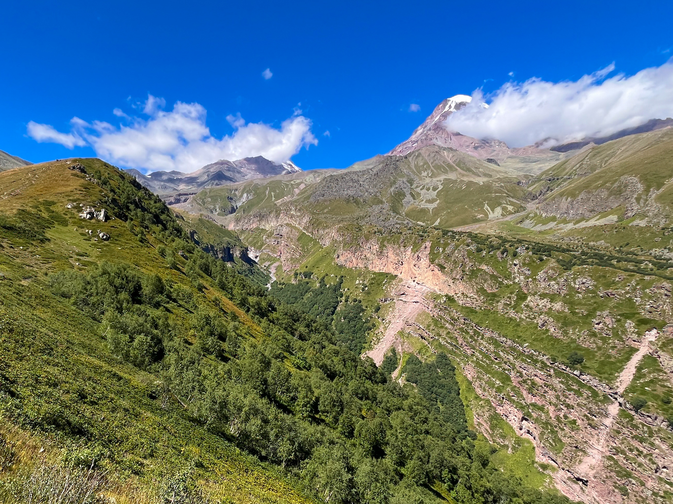 Majestátní Kazbek patří mezi nejkrásnější kavkazské pětitisícovky 