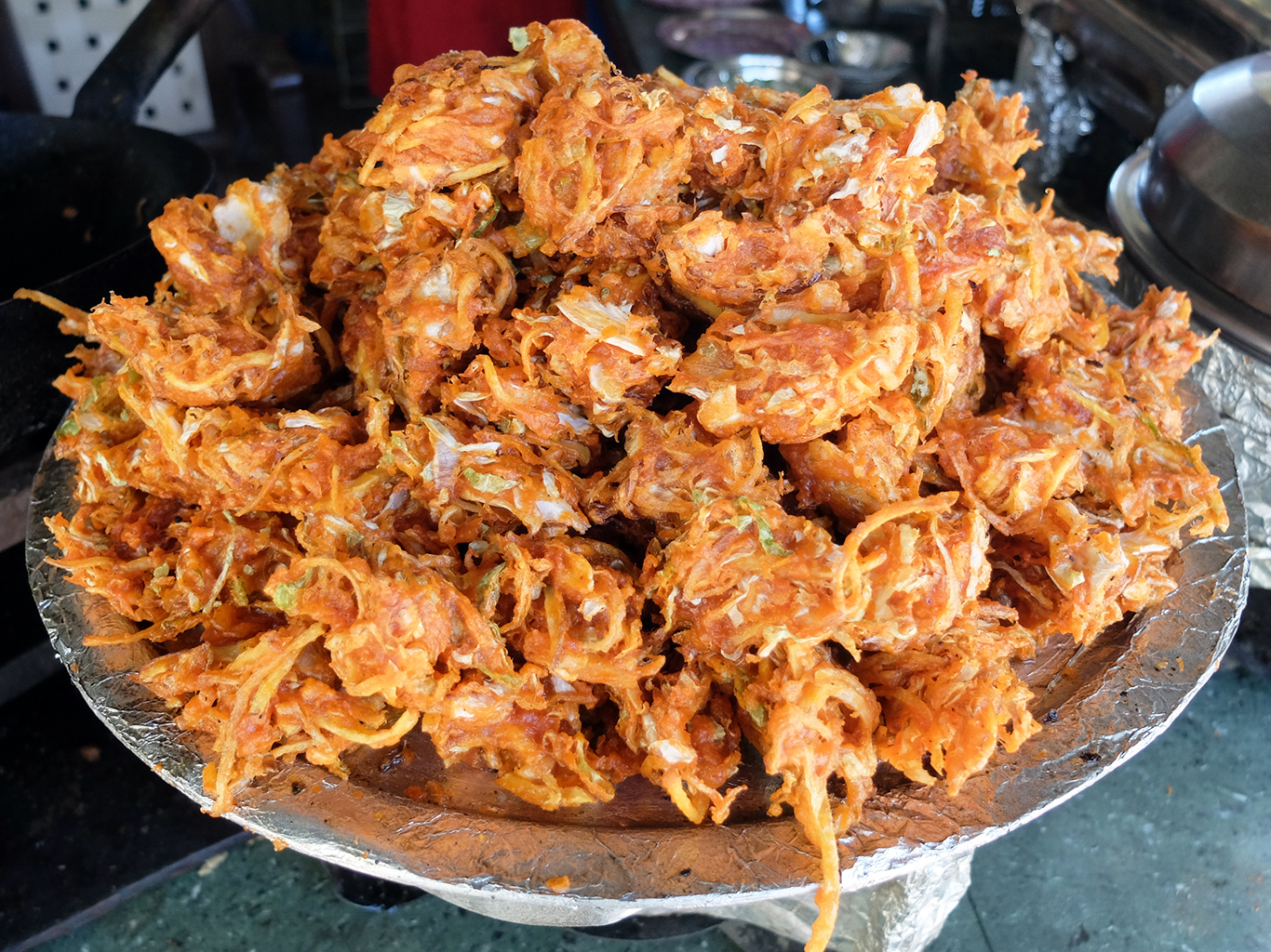 Pakora neboli bhaží, zelenina osmažená v těstíčku z cizrnové mouky