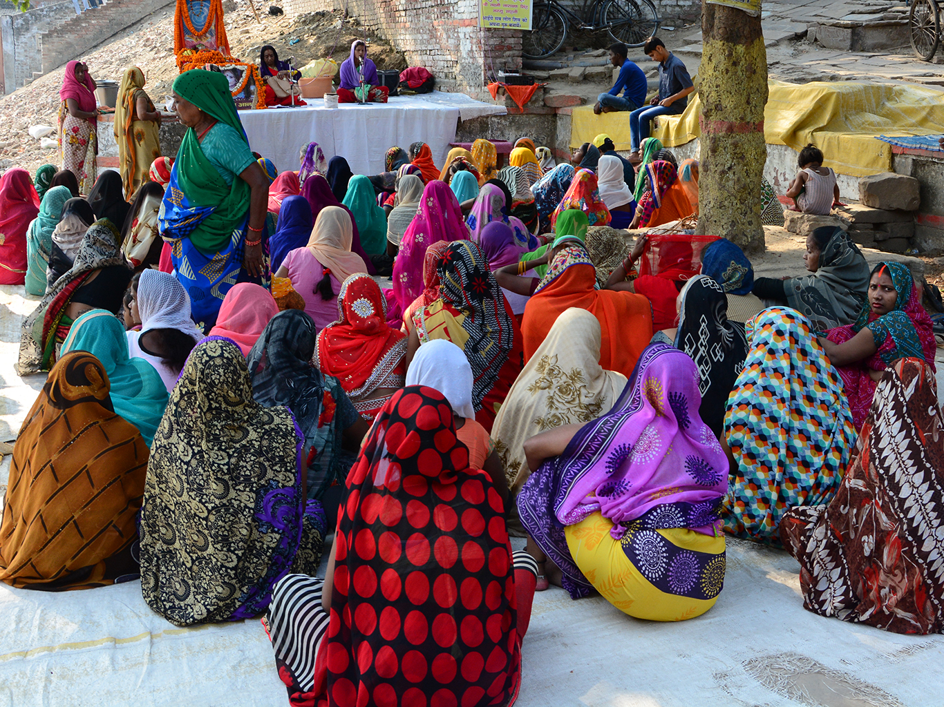 Shromáždění indických žen je barevná pastva pro oči