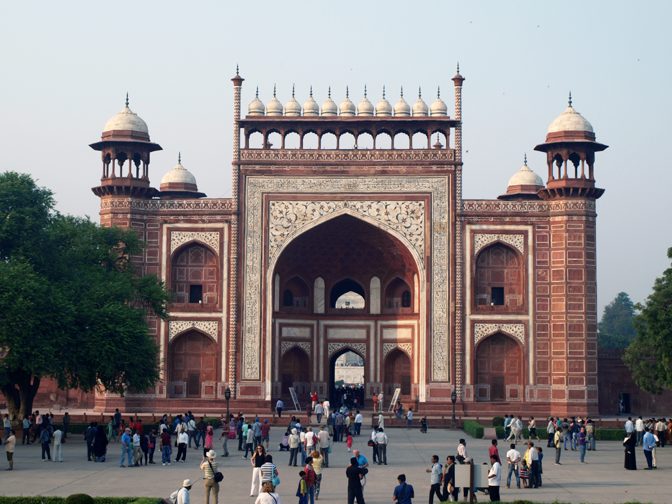 Pískovcová brána, za níž se nachází zahrady a světově známý Tádž Mahal