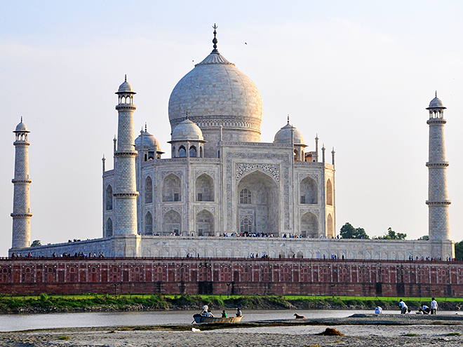 Pěkný pohled na Tádž Mahal se nabízí i z opačného břehu řeky Džamuny