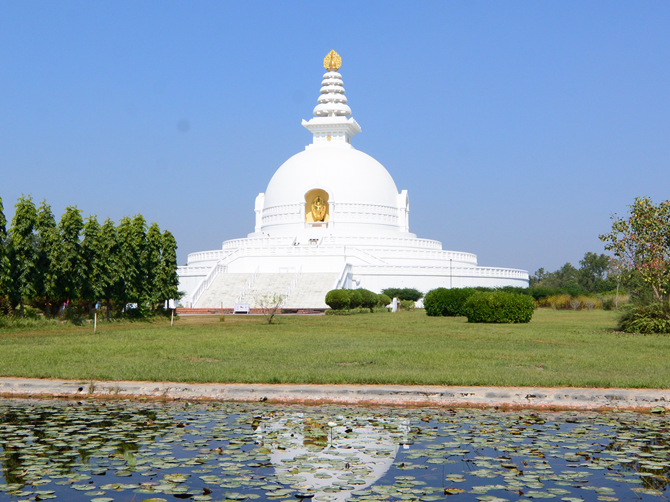 Stúpa světového míru nacházející se v buddhistickém areálu v Lumbini