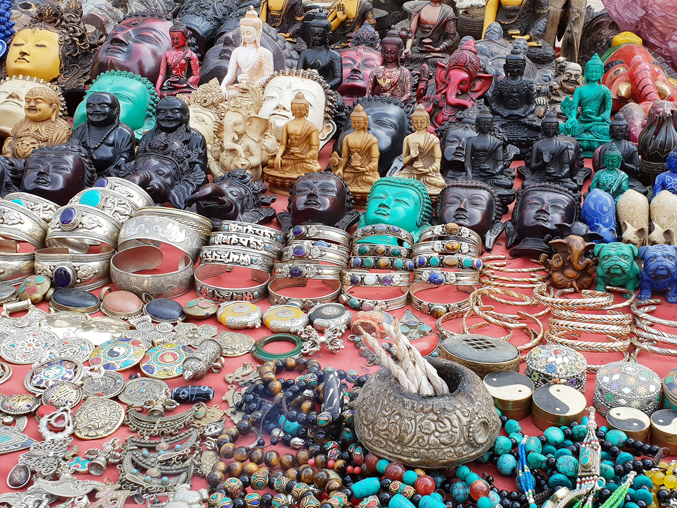 Nejčastějšími nepálskými suvenýry jsou různé náramky, korálky a sošky Buddhy