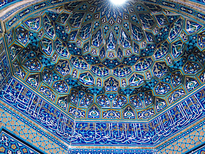 Ukázka bohatě zdobené klenby perské architektury