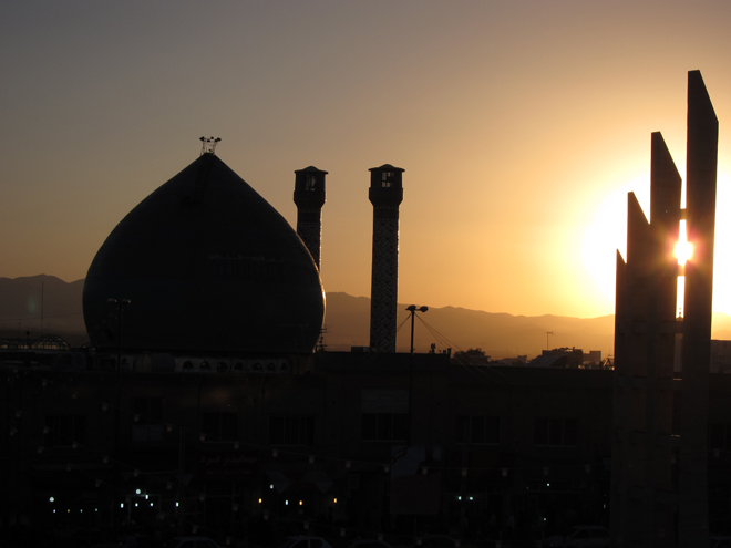 Kouzelná silueta íránské architektury při západu slunce