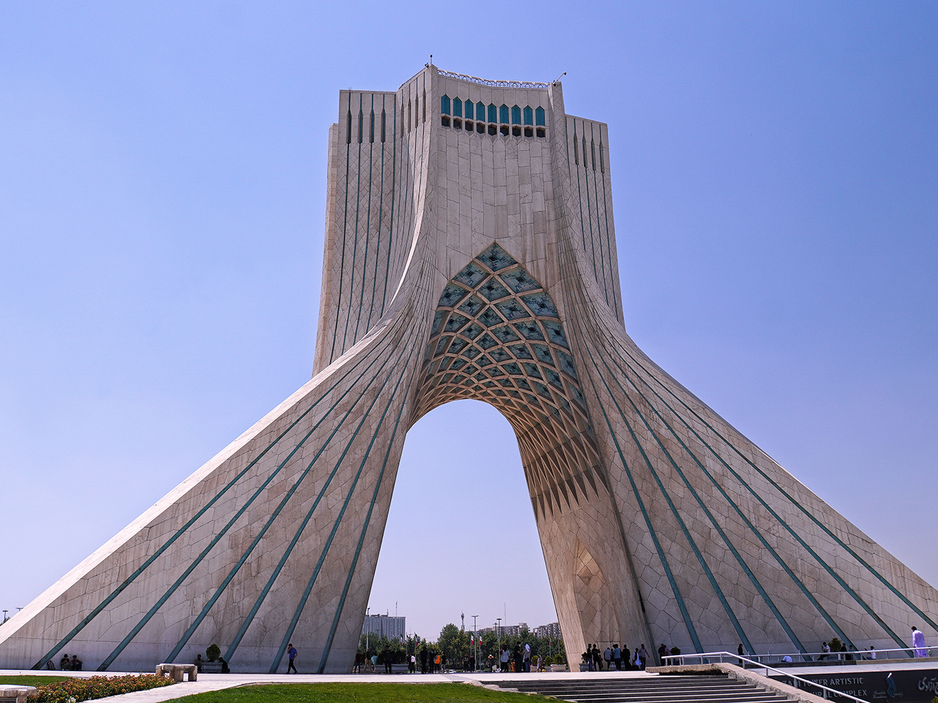 Památník Azádí byl postaven roku 1971 na počest výročí 2 500 let od vzniku Perské říše