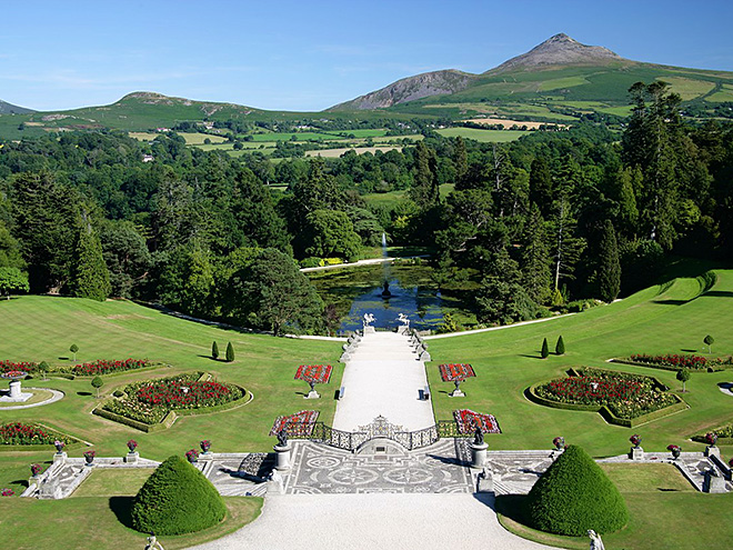 Výhled na zahrady Powerscourt od panství