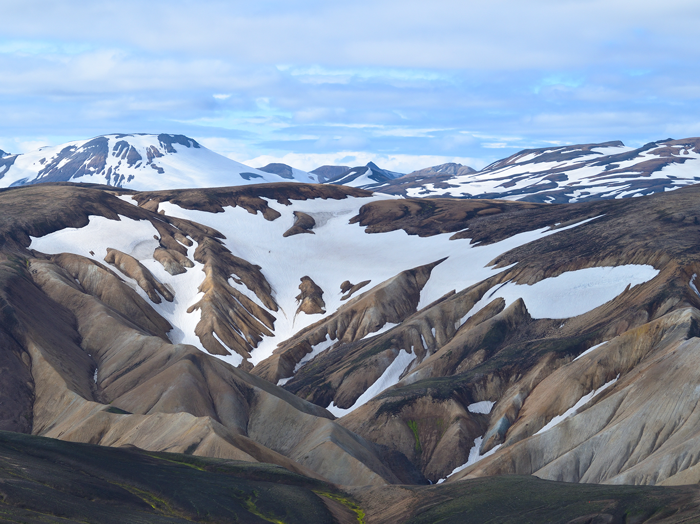 Zasněžené vrcholky Landmannalaugaru působí až pohádkově