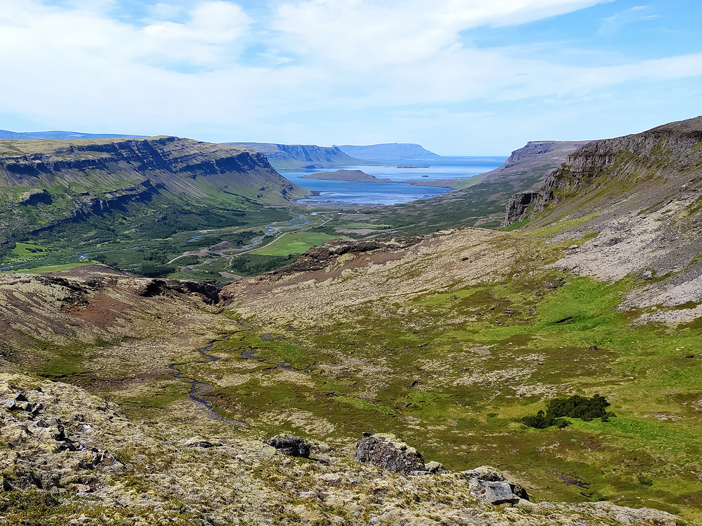 Ledovcové údolí nedaleko islandského vodopádu Glymur