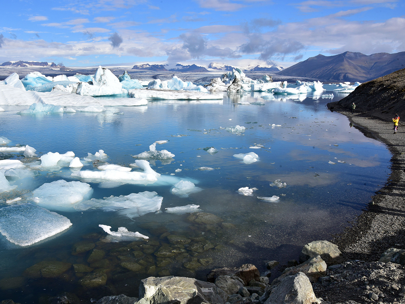 Po hladině jezera Jökulsárlón plují zářivě modré ledovcové kry