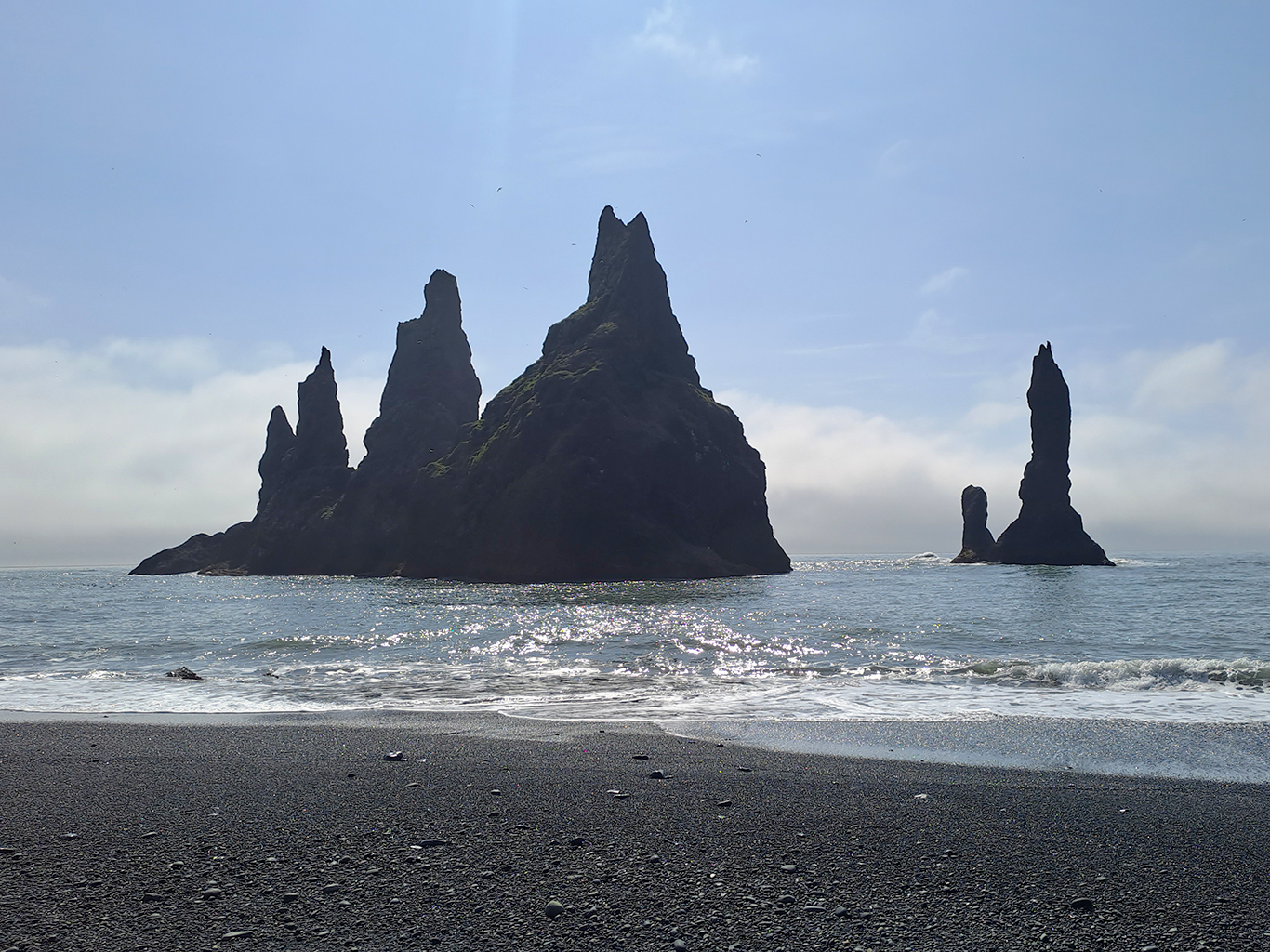 Skalní útvary Reynisdrangar neboli Trolí skály nedaleko pobřeží