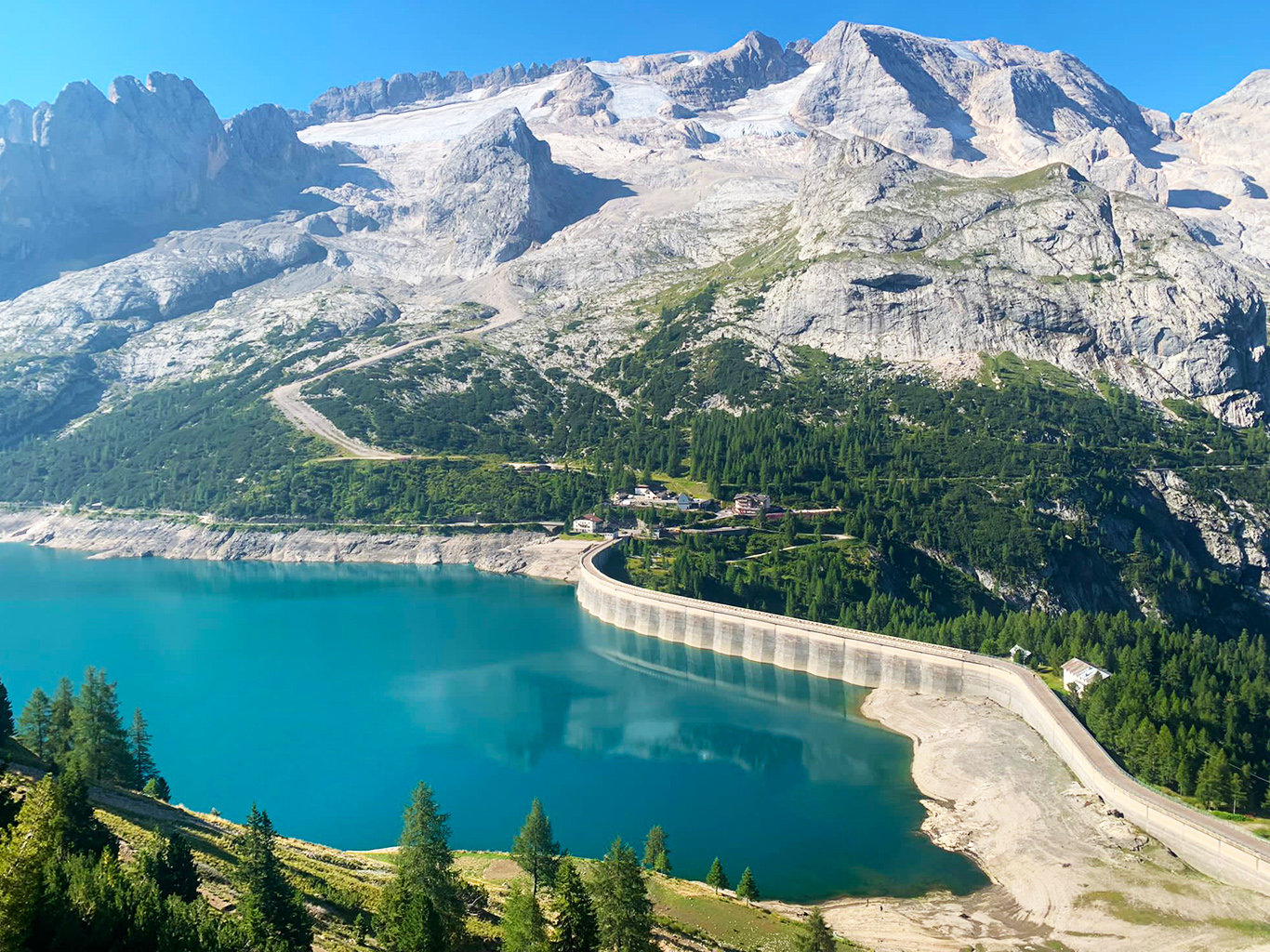 Lago di Fedaia s impozantní Marmoladou (3 343 m n. m.) v pozadí 