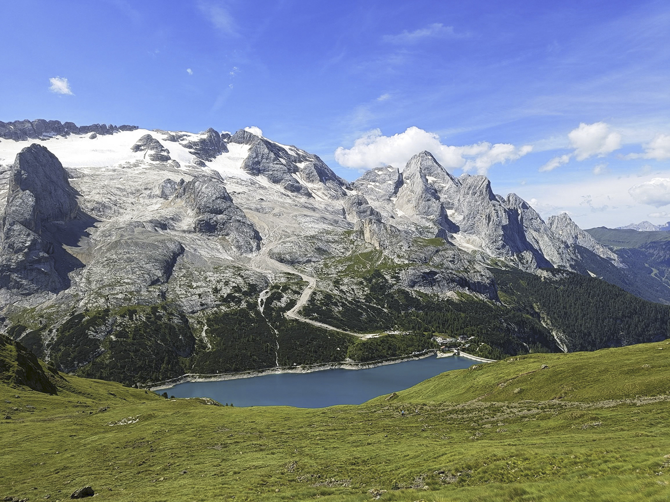 Přehrada Lago Fedaia a za ní Marmolada, nejvyšší hora Dolomit